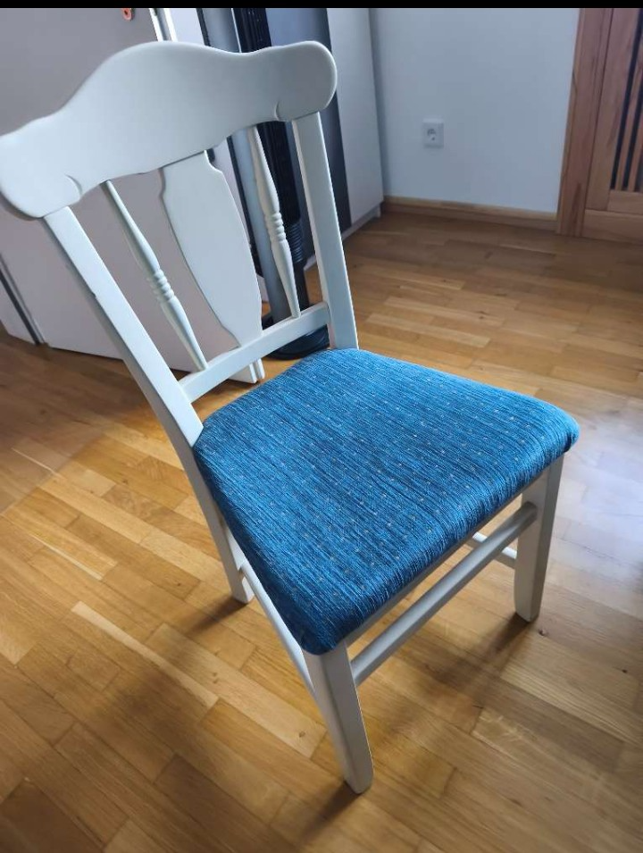 Kuchynský stôl a 4 stoličky - 2