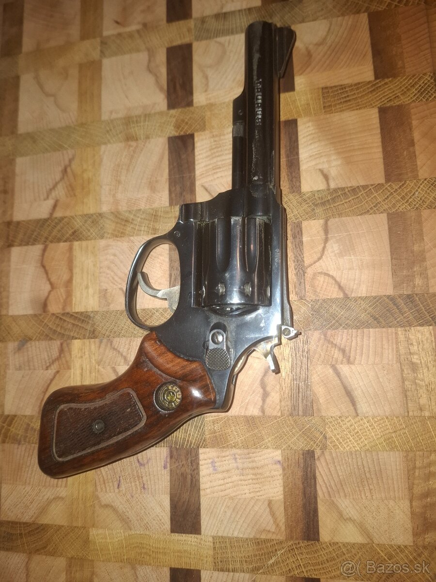 Predám revolver Taurus 22 LR - 2