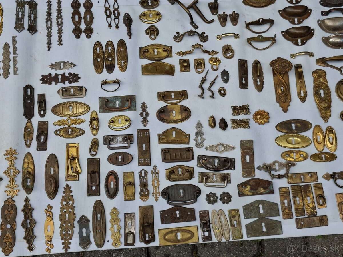 STAROŽITNÉ KOVANIA NA NÁBYTOK - 2