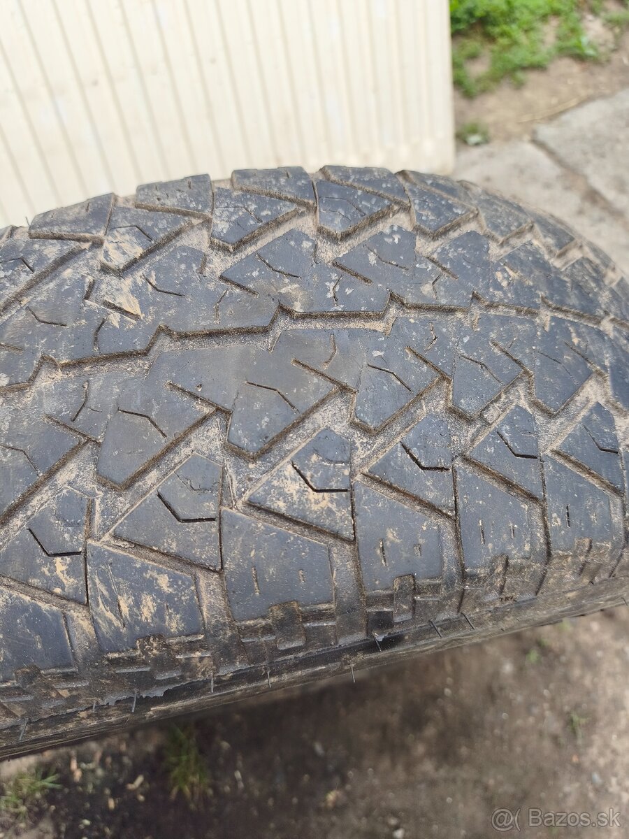 Gumy R16 235/79 A/T - 2