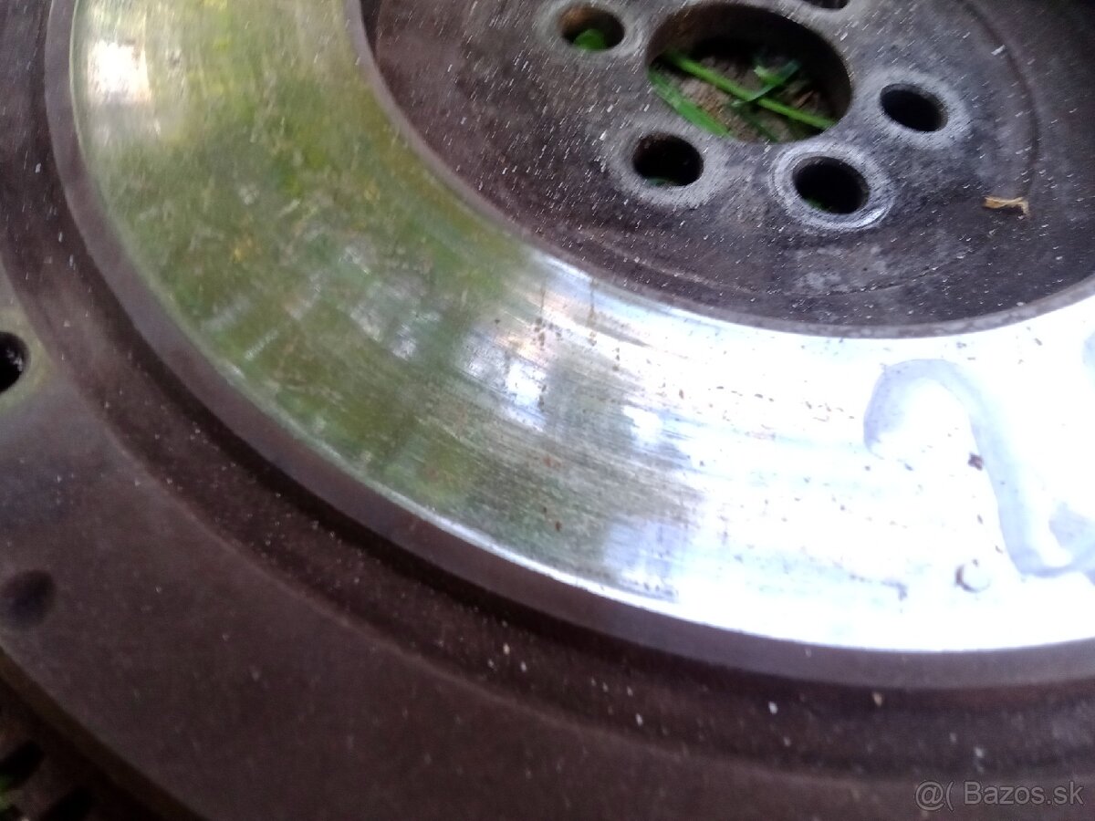 Zotrvačnik Lada niva - 2