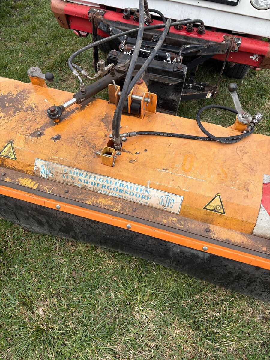 Zametacia kefa na Multicar - 2