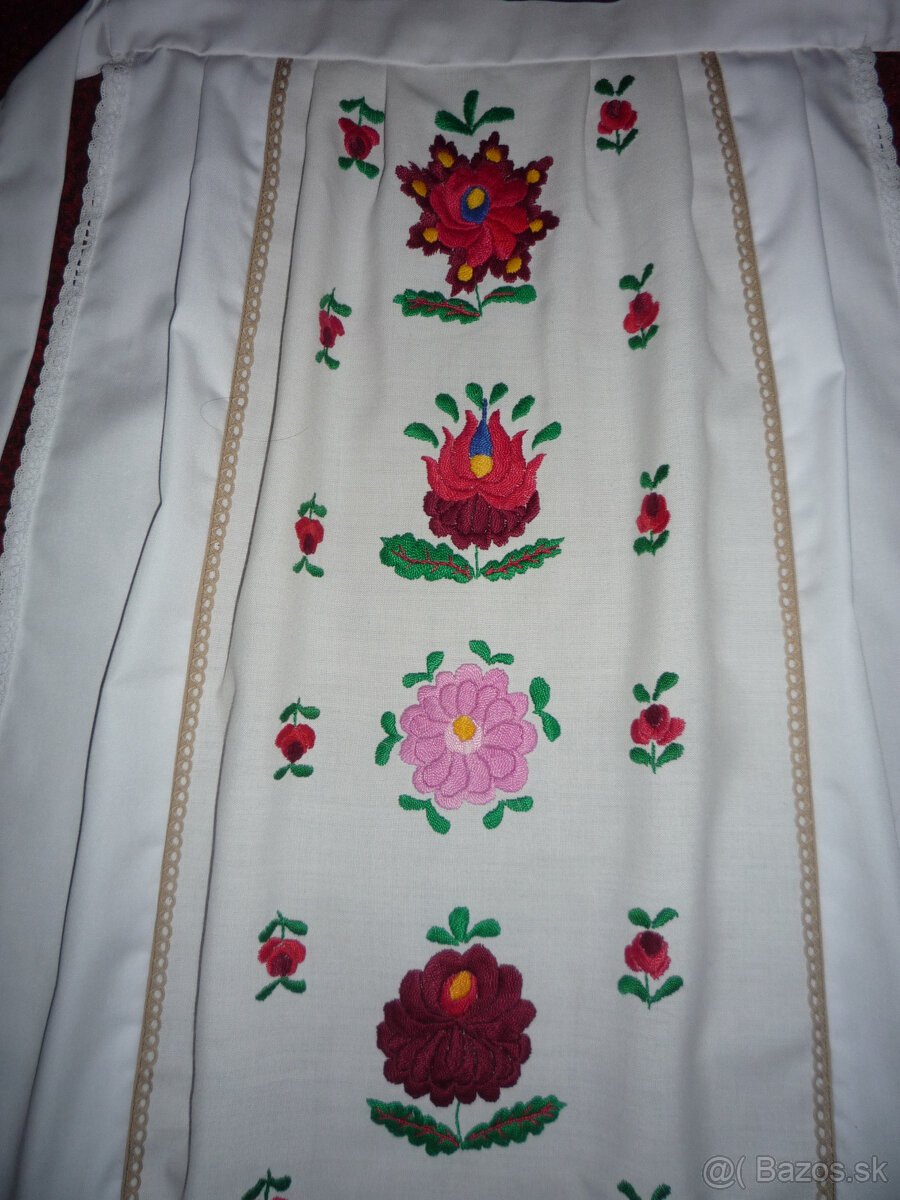 Ženský kroj - vyšívané zástery - 2