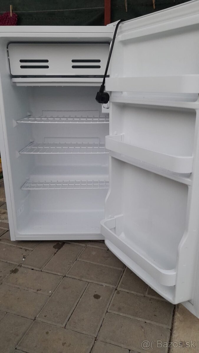 Kompaktná chladnička s mraznickou TTR-93 - 2