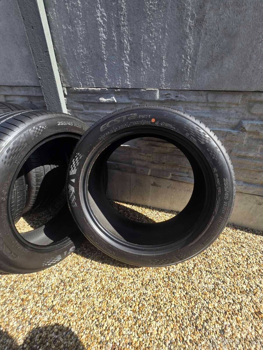 Kumho 255/45 R20 - 2