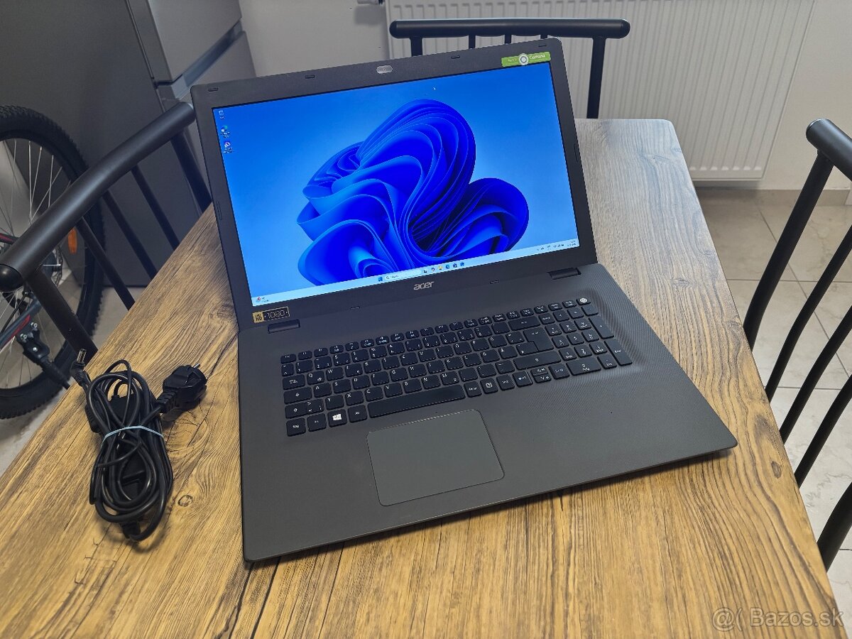 17.3/Acer Notebook/i5-5200/8GB RAM/256GB SSD /Intel HD 2GB - 2