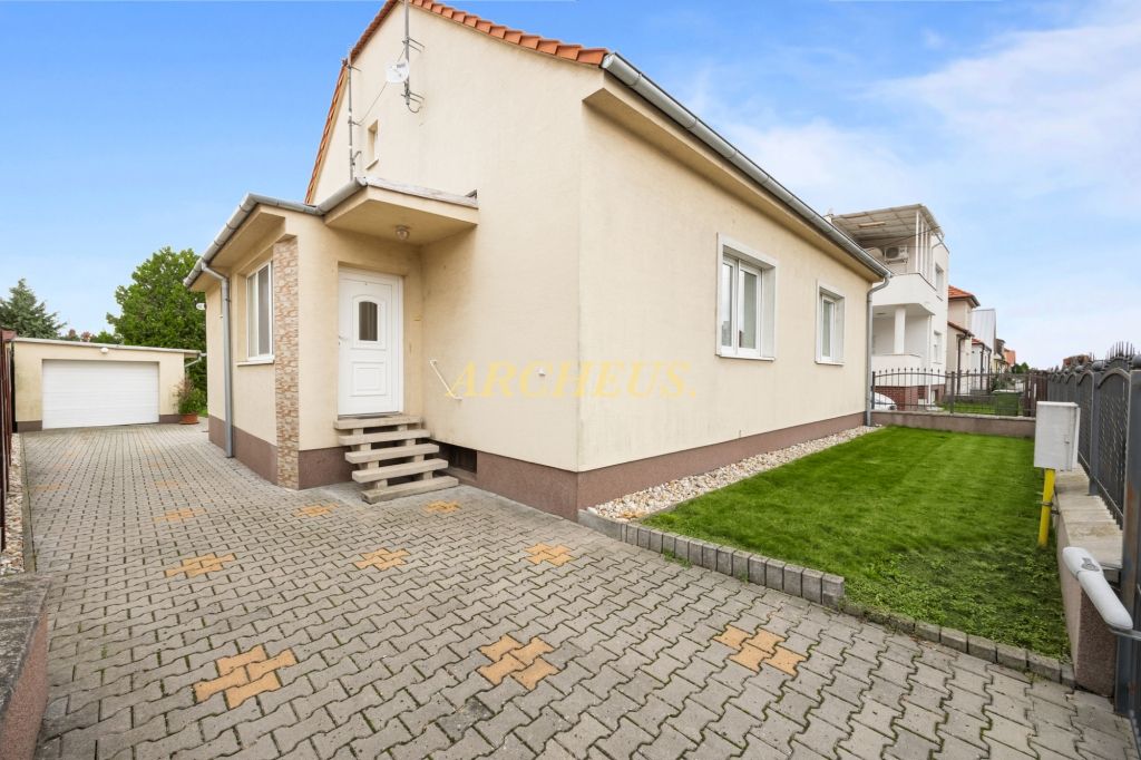 NA PREDAJ RODINNÝ DOM S PRÍSTAVBOU MALACKY, HVIEZDOSLAVOVA - 2