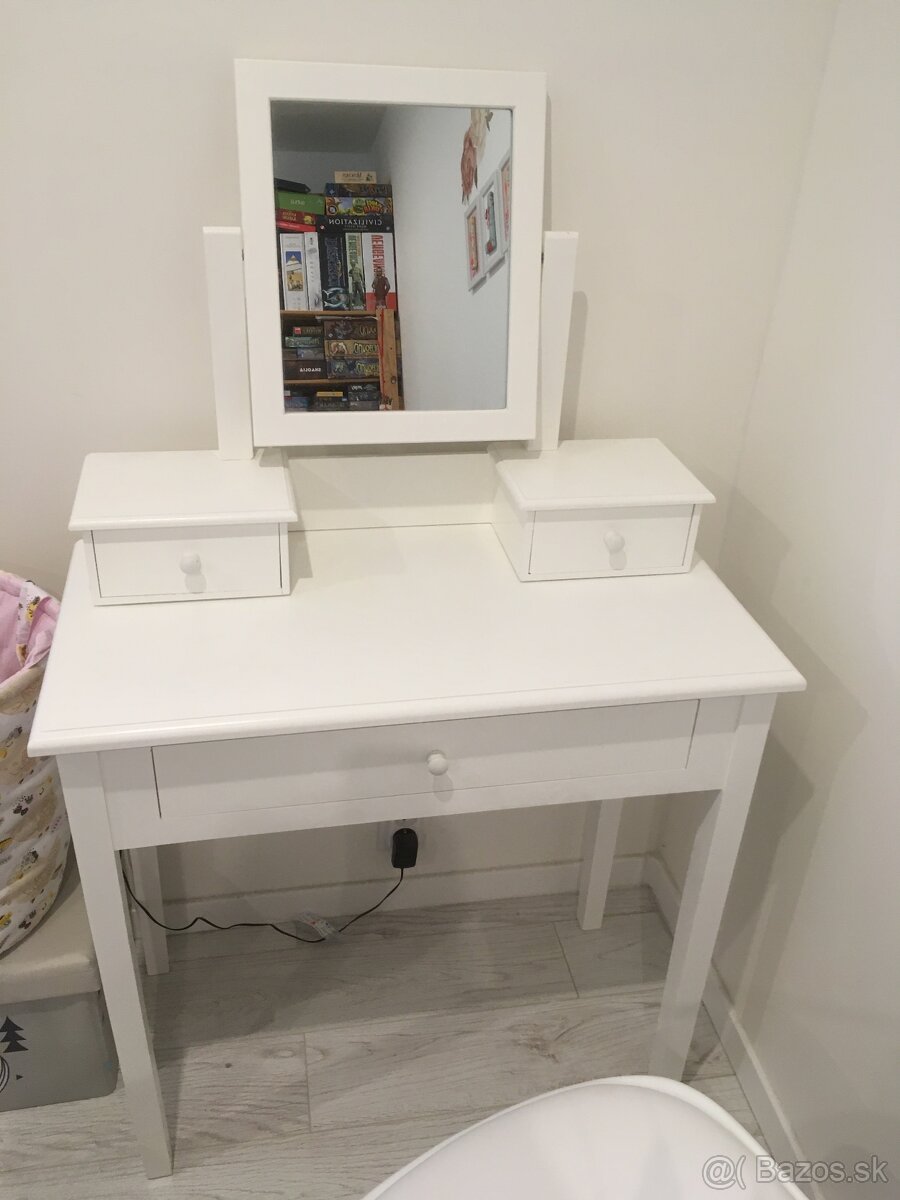 Kozmetický stolík - 2