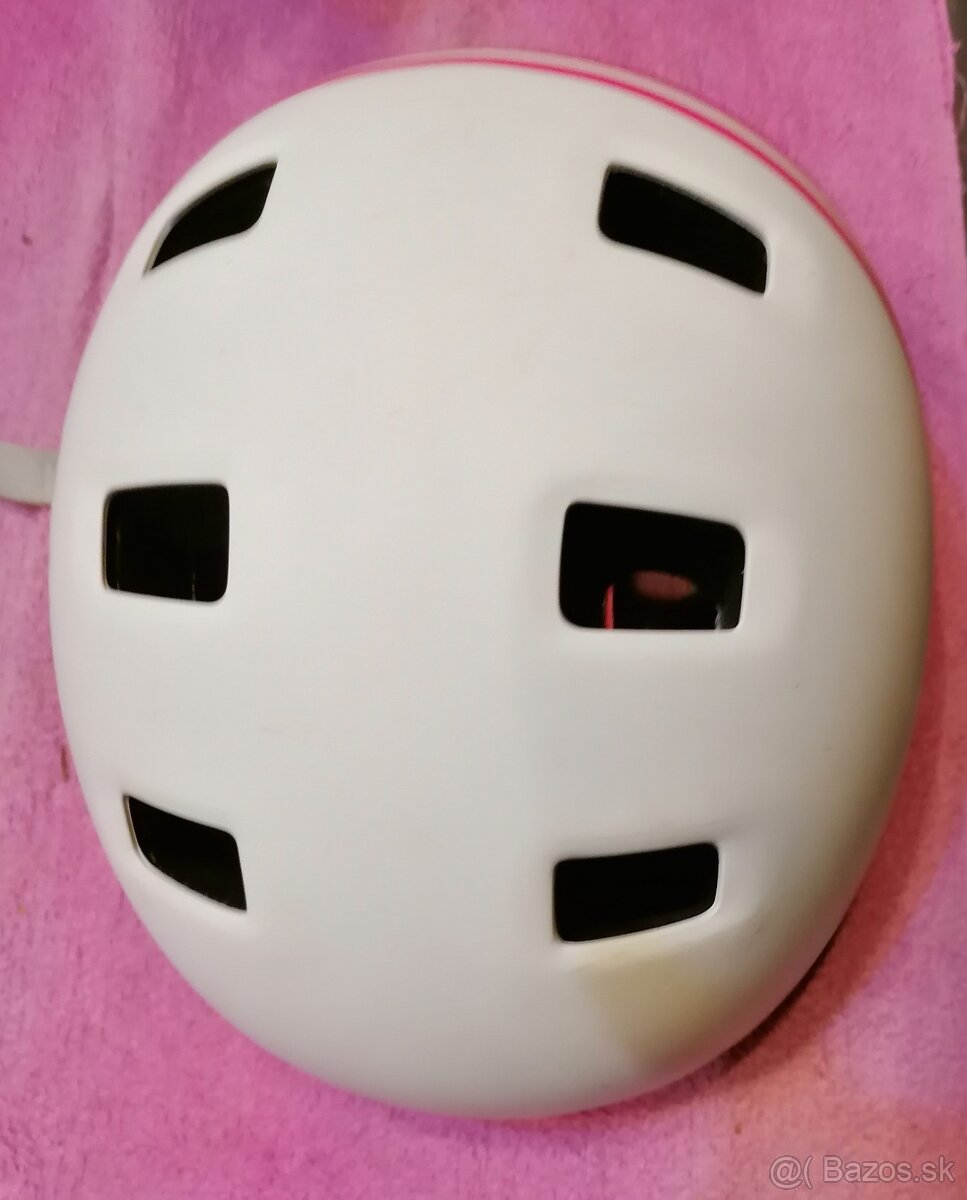 Predám zabalené Detské chrániče a dve detské prilby. - 2