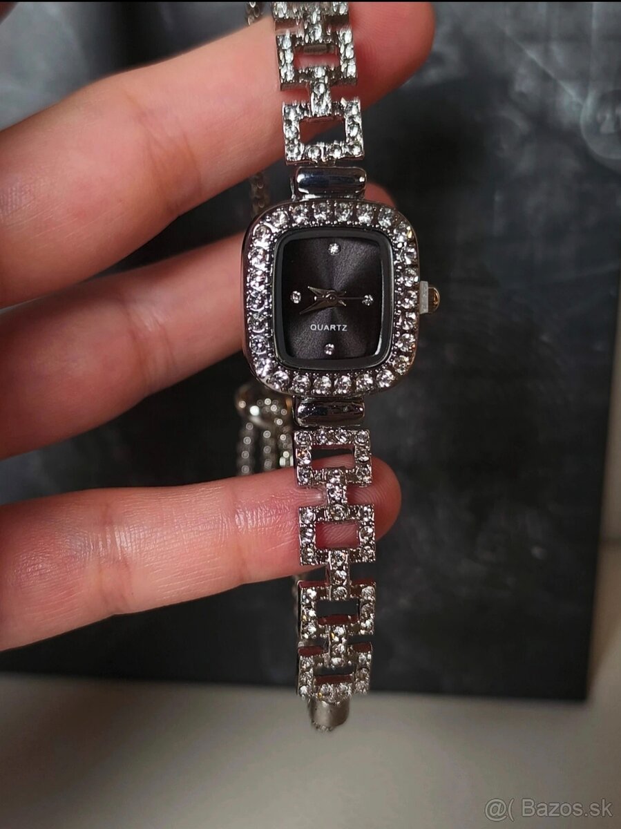 Hodinky s čiernym ciferníkom - 2