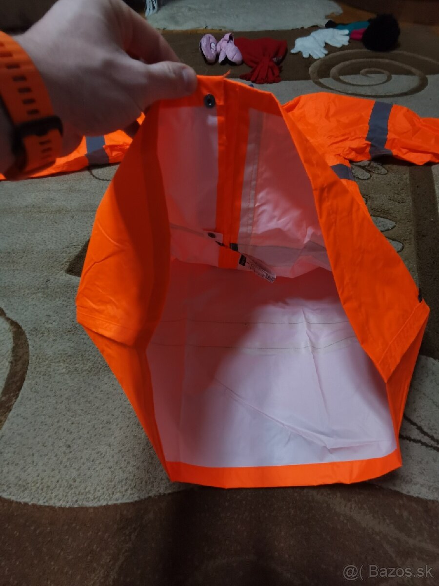 ORANŽOVÝ KABÁT
- 2