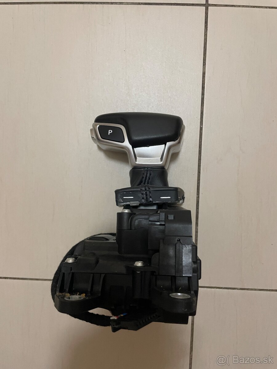 VOLIČ RADENIA AUDI A4 B9 A5 8W1713041J - 2