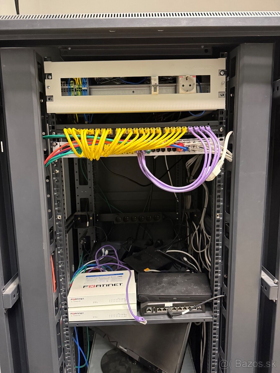 Rack 19“ vo vybave, serverovy, datovy rozvadzac - 2