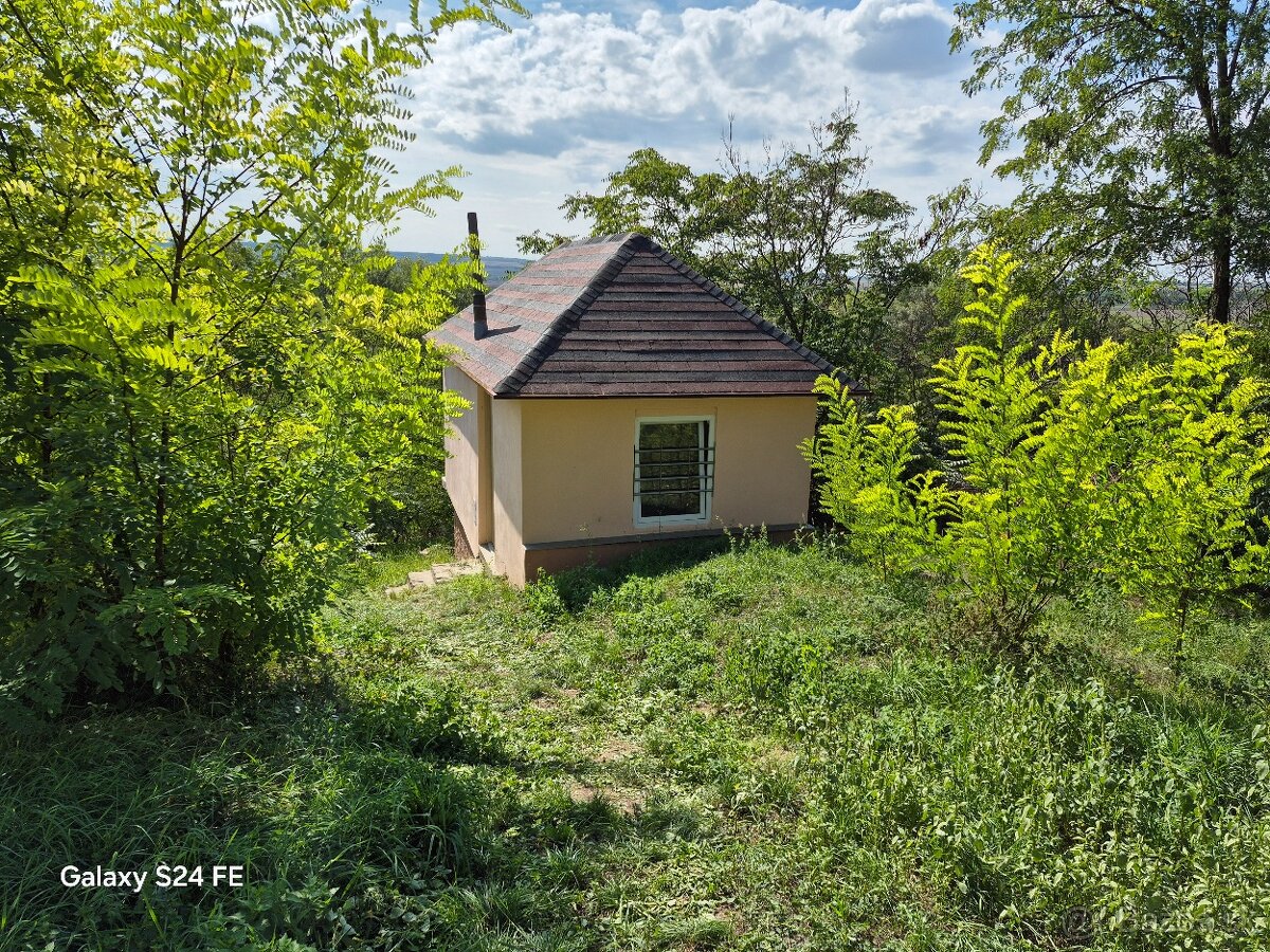 Chatka neďaleko Hrona v krásnej prírode - 2