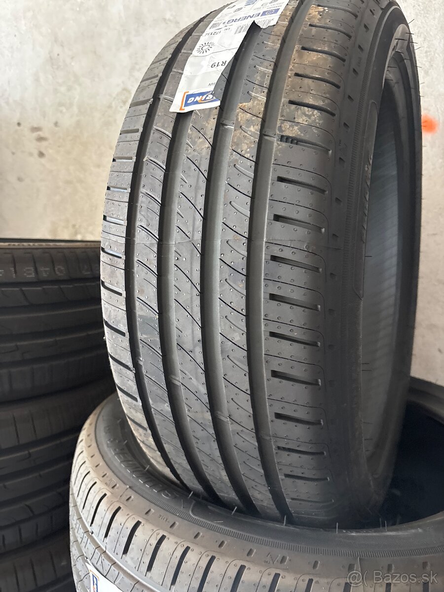 245/45R19 98W - 2