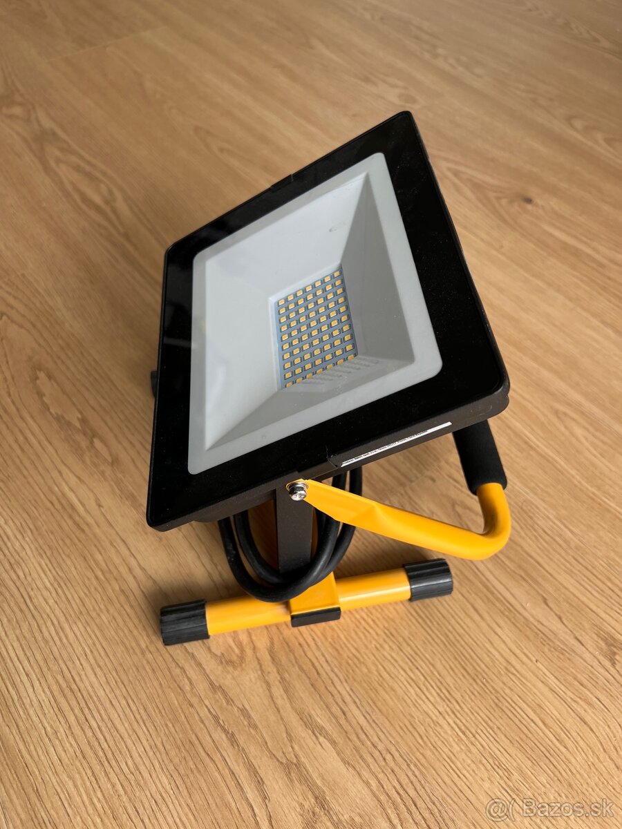 LED reflektor prenosný - 2