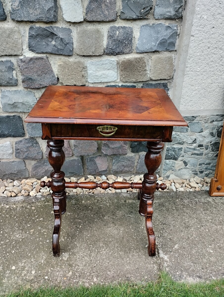 Stolik zo zrkadlom - 2