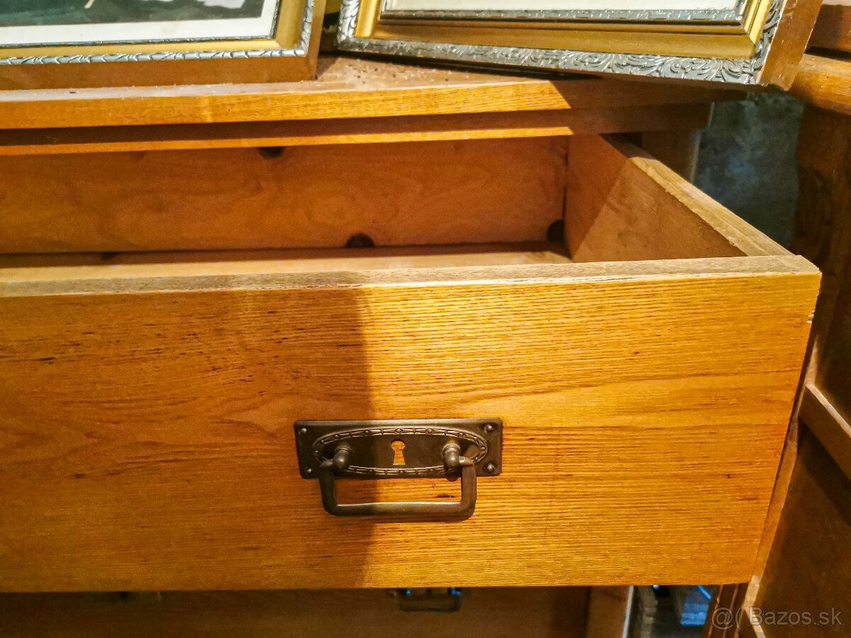 Masívne komody - vyrezávané - 2