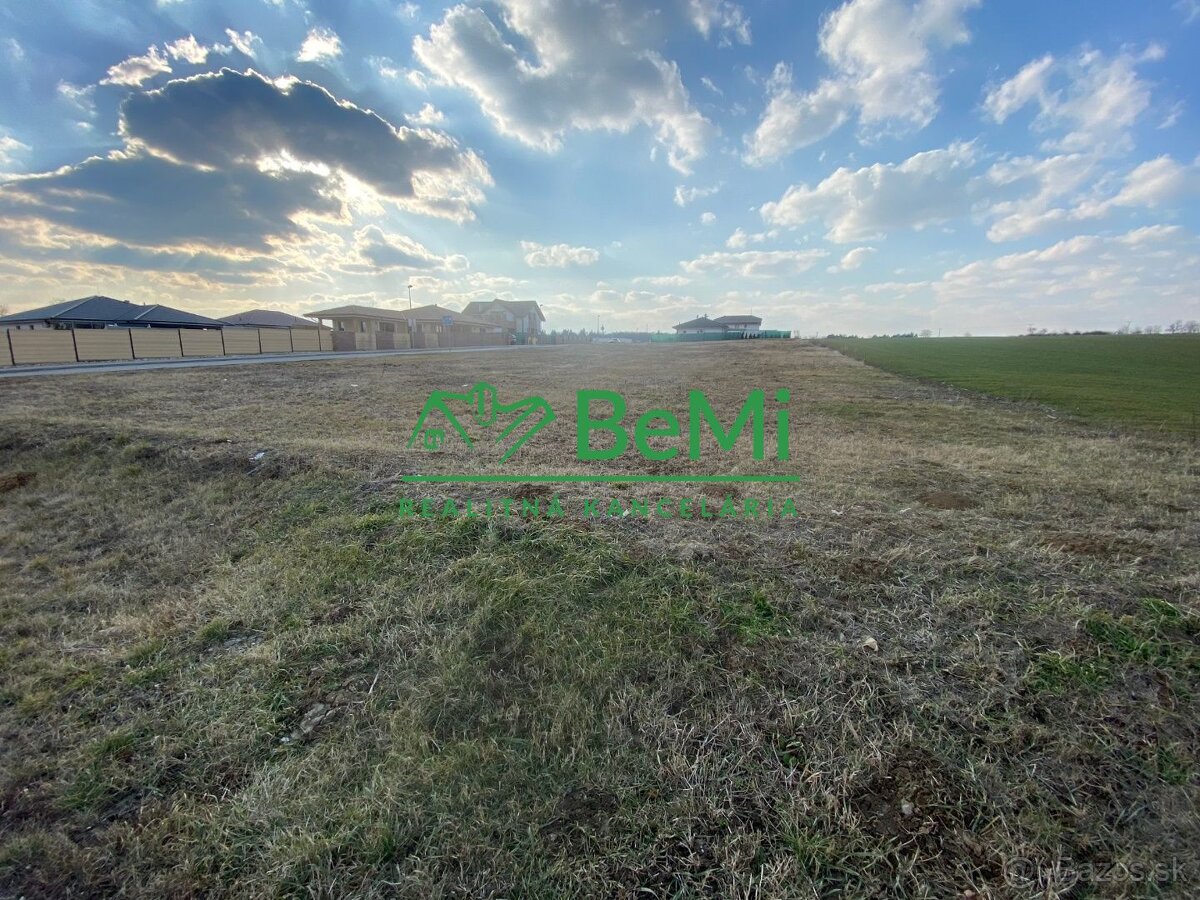 Pozemok Párovské Háje 3 272 m2 ,na výstavbu RD ,všetky IS ID - 2
