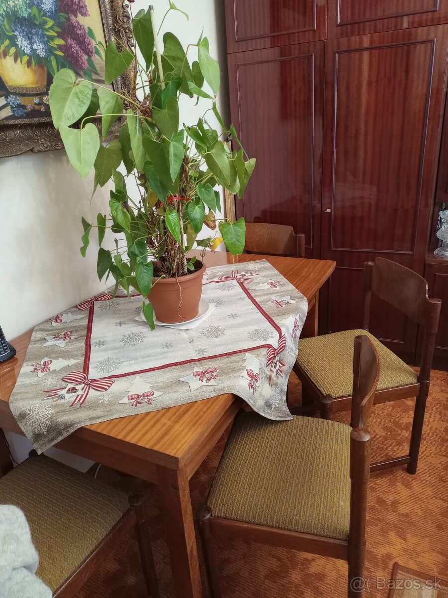 Jedálenský stôl a 4 stoličky - 2