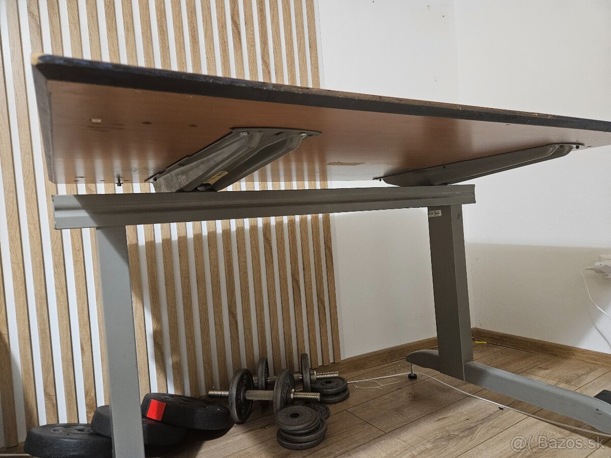 Pevny kancelaraky stol - 2