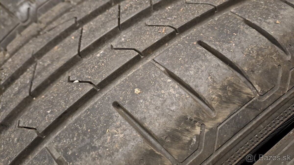 Predám 4ks jazdené letné 215/65r17-99V Hankook - 2