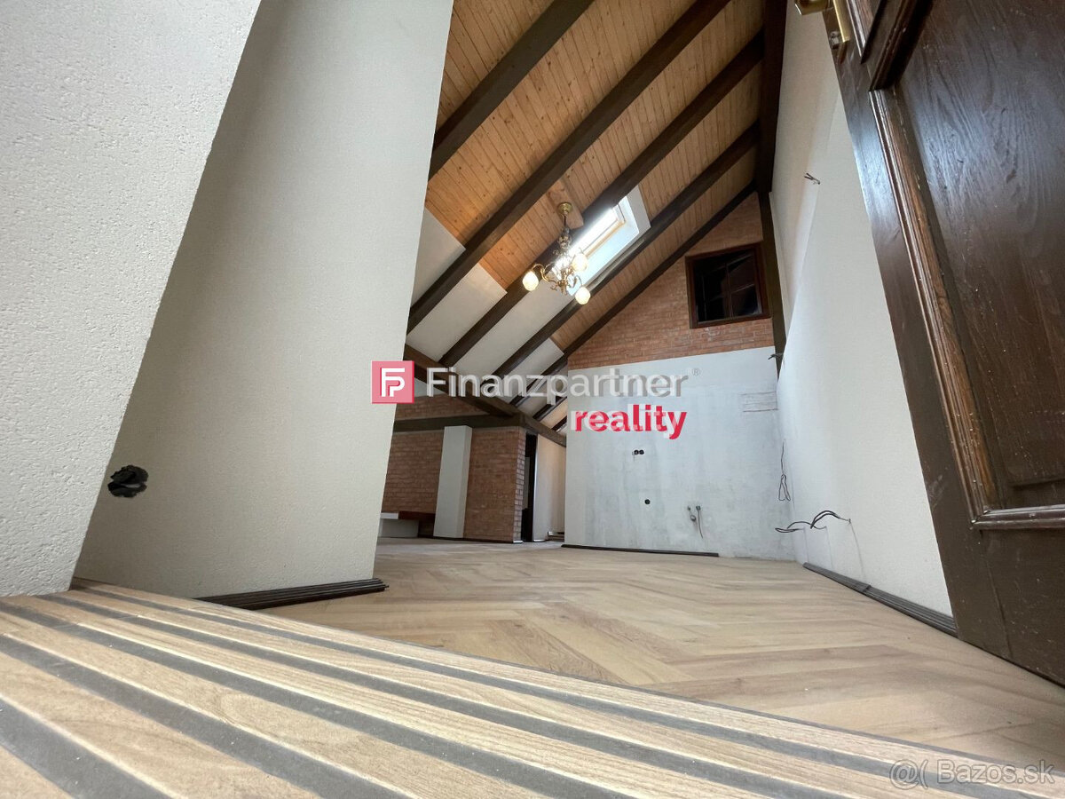 Nadštandartný podkrovný app byt s vytahom na Hlavnej ulici ( - 2