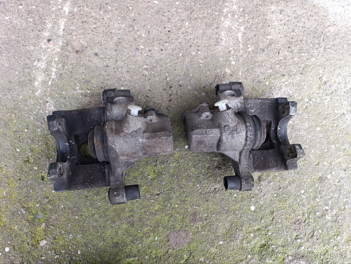 Zadné brzdové strmene Ford Mazda Volvo - 2