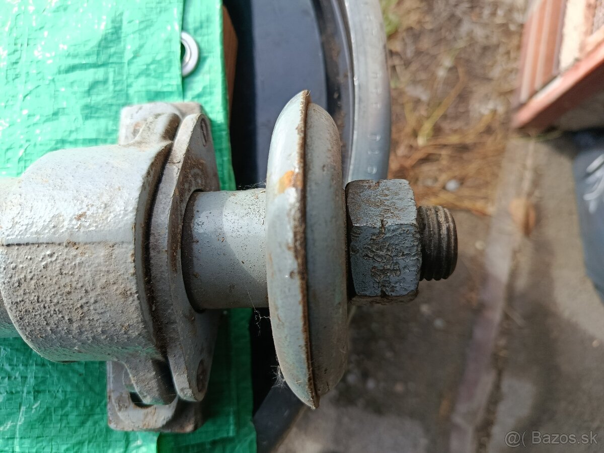 Hriadeľ, oska na cirkular, štiepačku. - 2