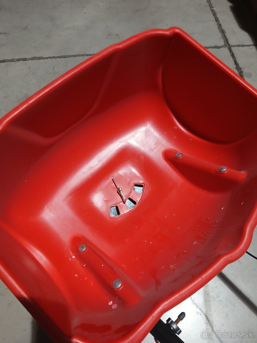 Posypový vozík/rozmetač soli HECHT - 2