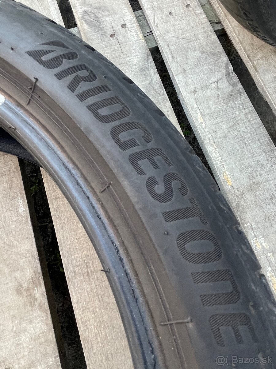 Bridgestone 225/40 R19 letné - 2