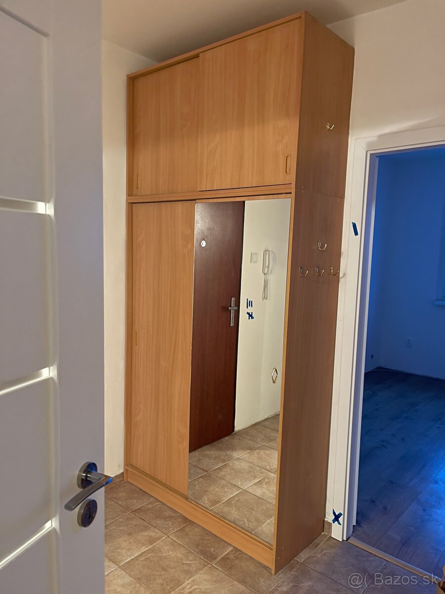 Šatníková skriňa: 24711845 - 2