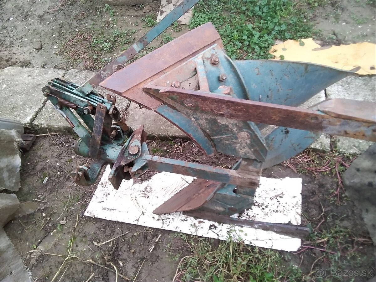Predám pluh obojstranný za malotraktor. - 2