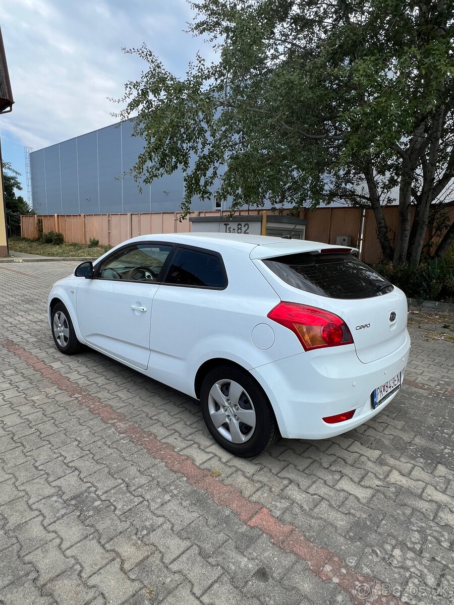 Predám KIA Ceed 1.6i 92 kW | 3-dverový hatchback - 2