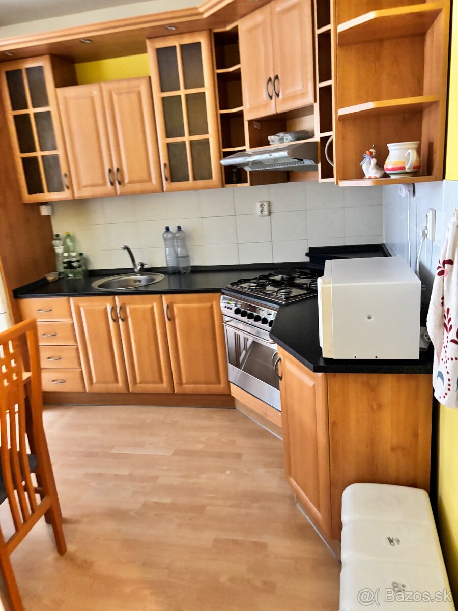 Predam kuchynskú linku+ chladnička a sporák plynový - 2