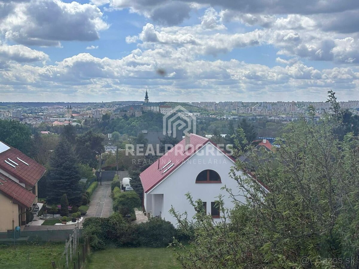 Dvojgeneračný dom s výhľadom na Zobore /Nitra/. – pohled 2