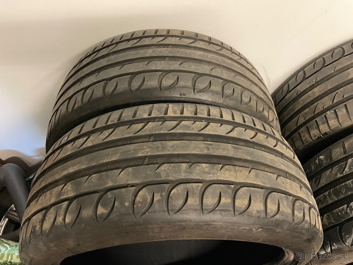 235/40 R19 - 2