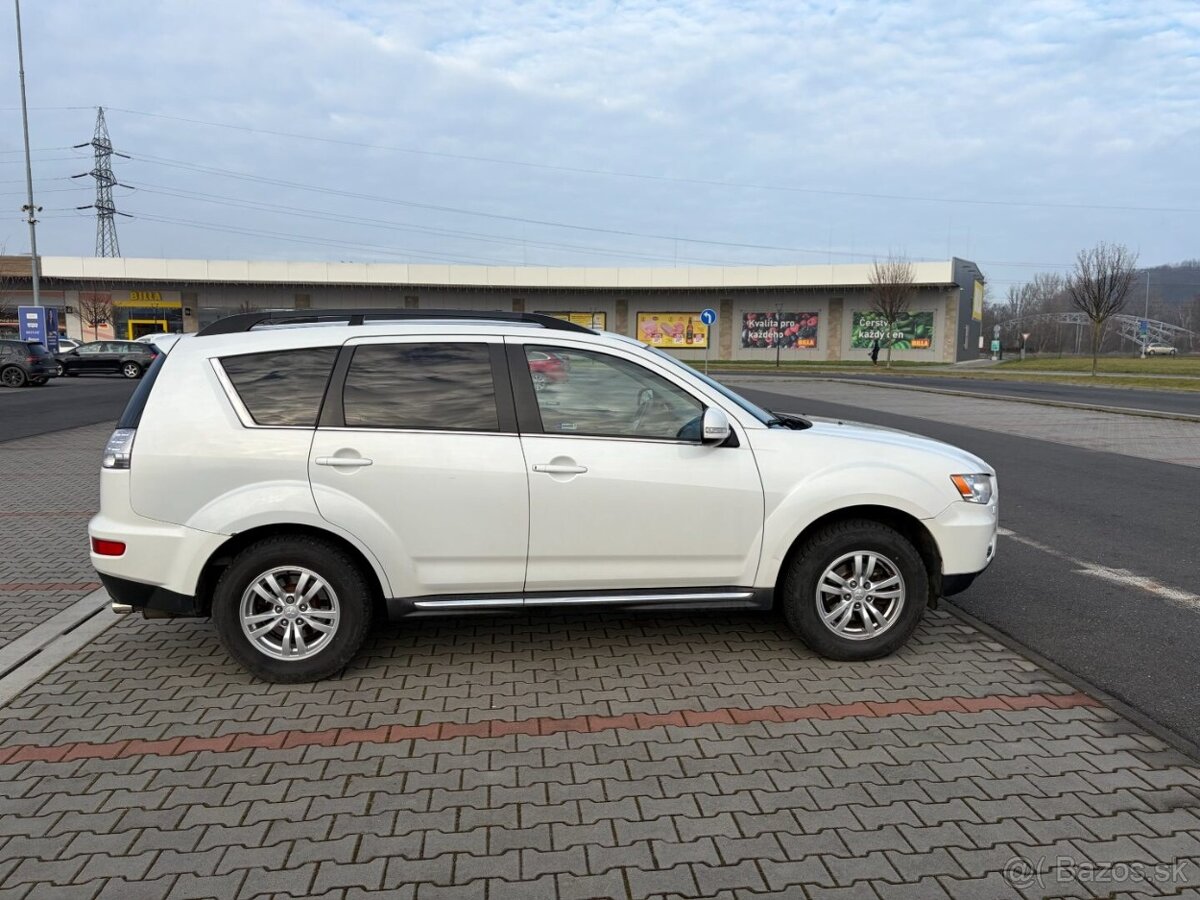 Mitsubishi Outlander 2.3 DiD 130kw 4x4 7 míst ČR - 2