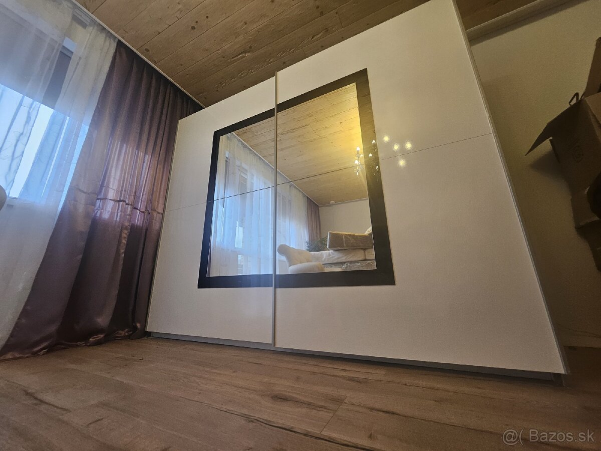 Šatníková elegantná skriňa so zrkadlom – biela s leskom - 2