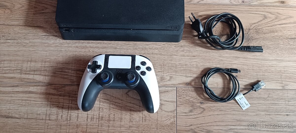 Ps4 slim s hrou - 2