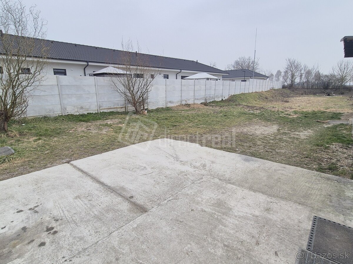 Rodinný dom s veľkým stavebným pozemkom v tichej loka… - 2