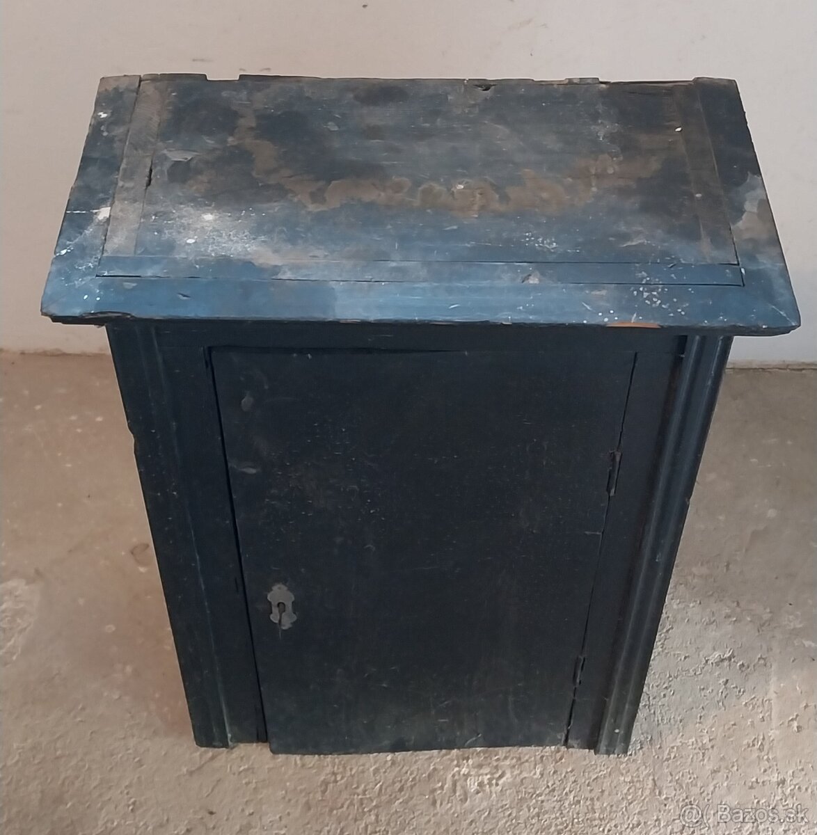 Čierna drevená skriňa - 2