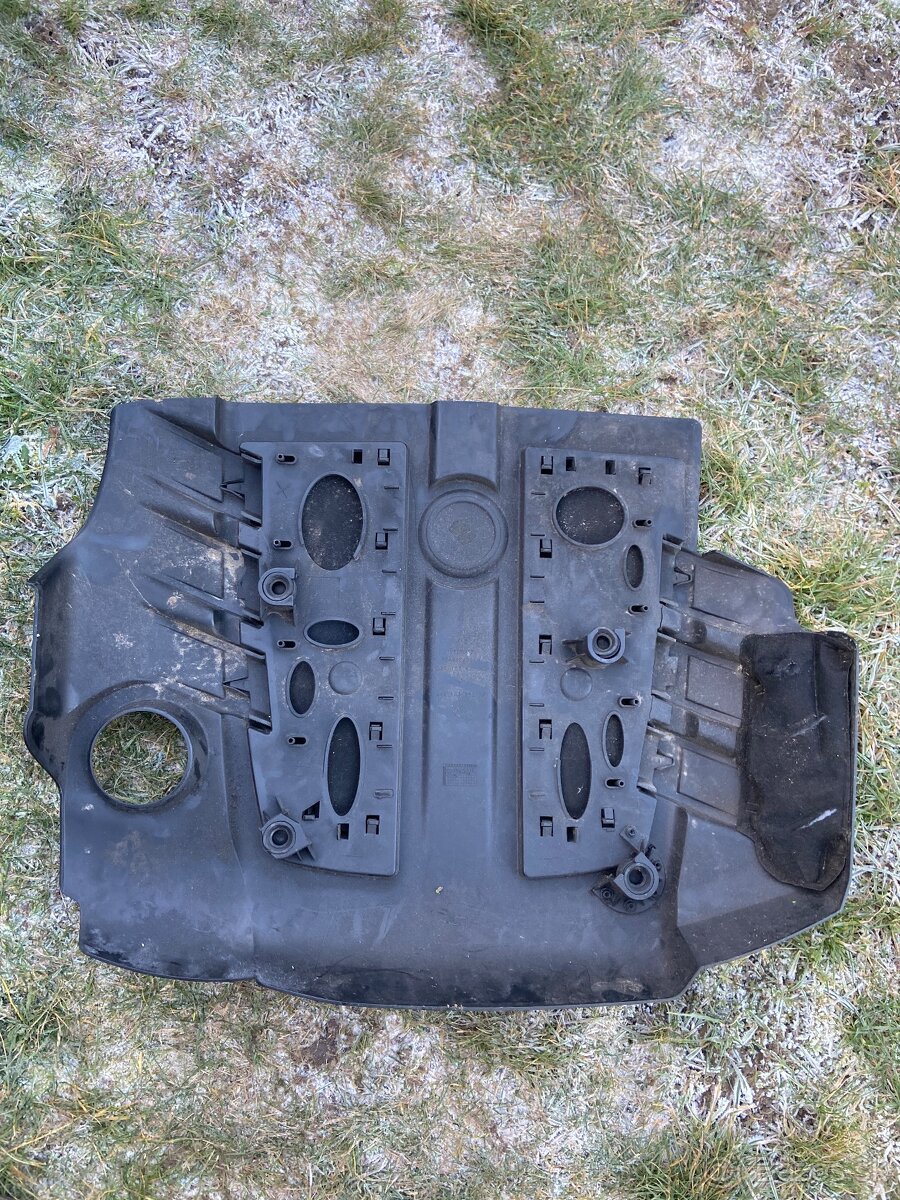 Kryt motora v6 3.0tdi - 2