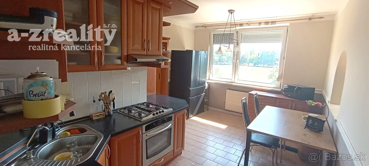 Na predaj 3 izbový zrekonštruovaný byt s balkónom v Nových Z - 2