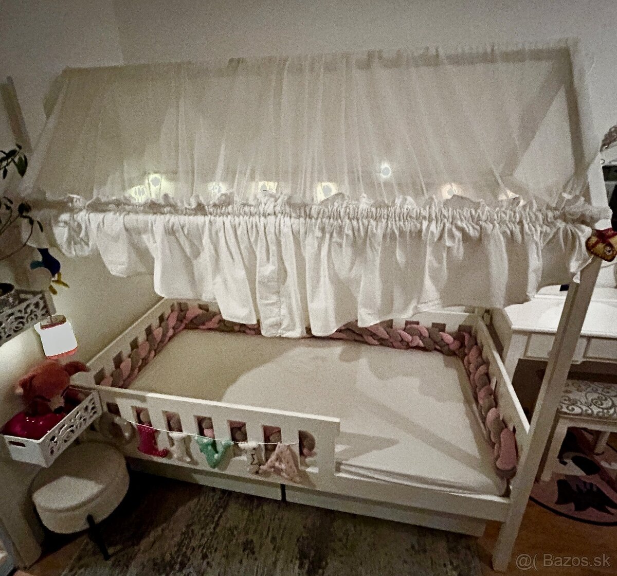 Drevena domcekova postel s rostom a matracom - 2