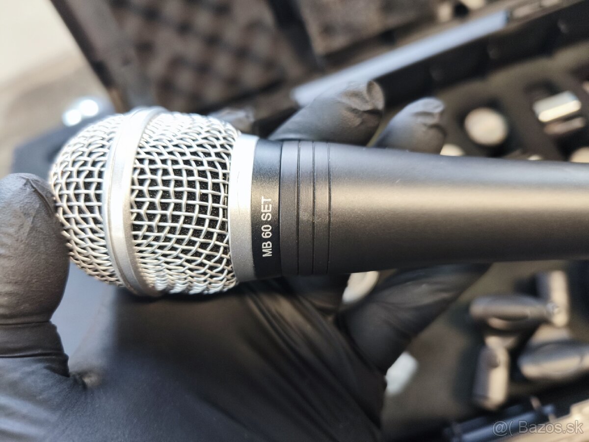 Kufrík s 15 mikrofónmi. - 2