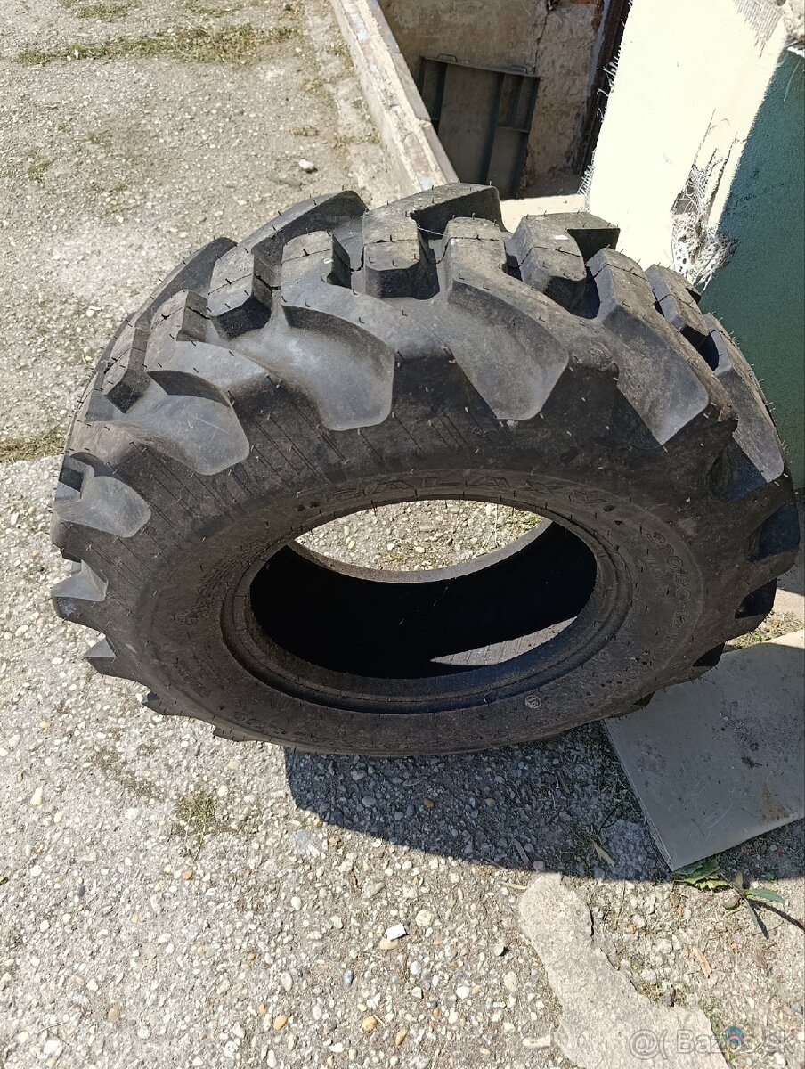 Predám pneu na traktorbager - 2
