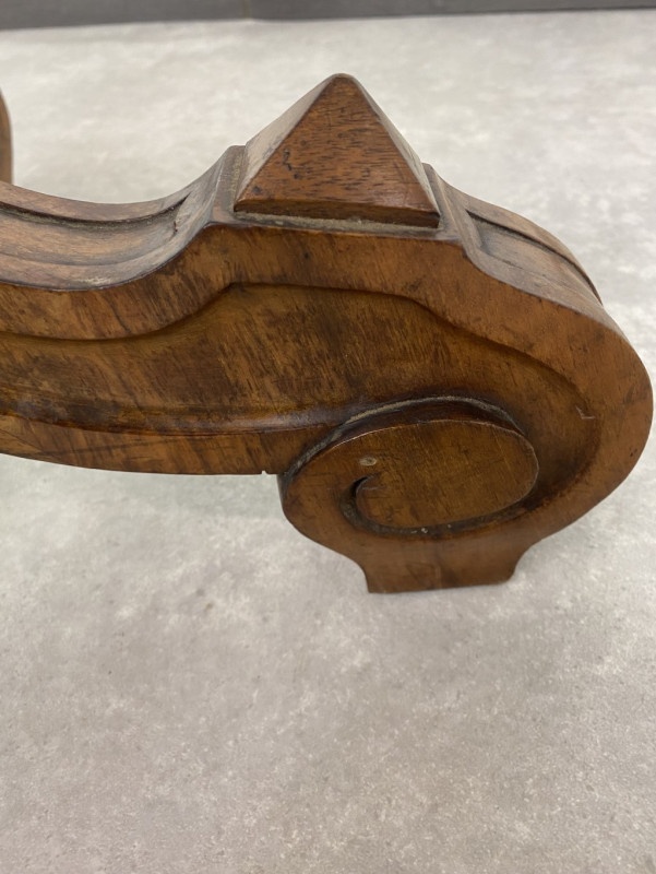 okrúhly starožitný stolík s orechovou dýhou - 2