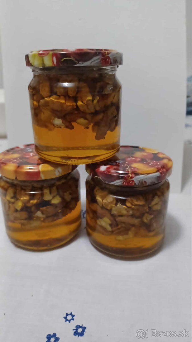 Vlašské orechy v mede. - 2