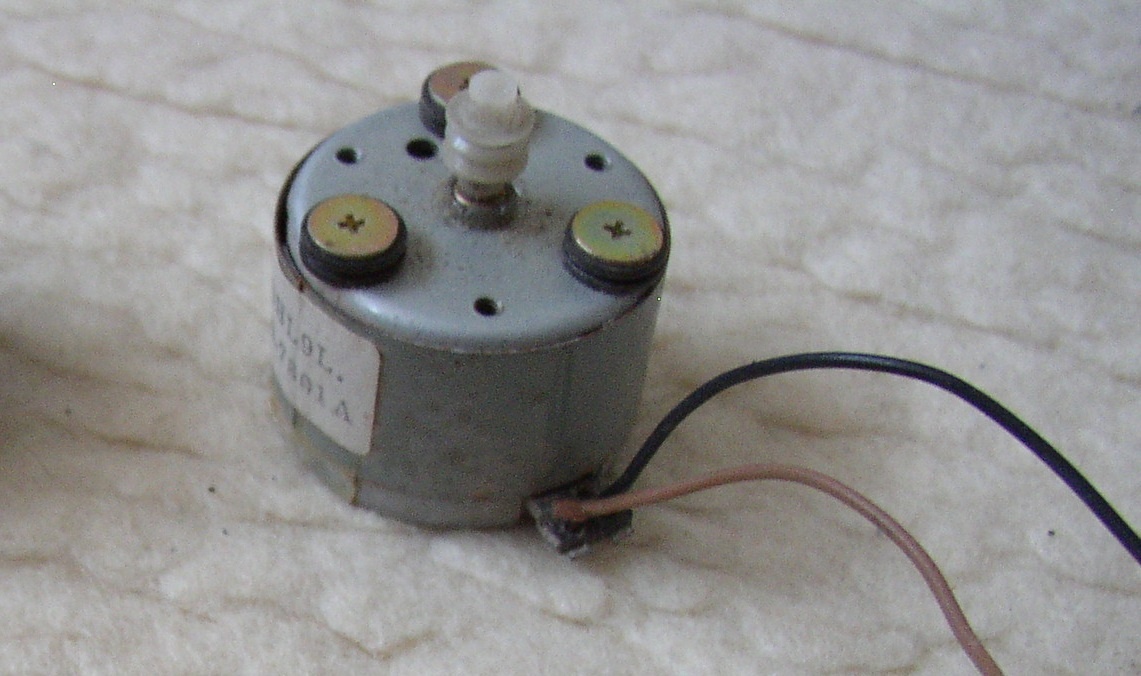 2x Staré motorčeky (z magnetofónu, harddisku) - 2